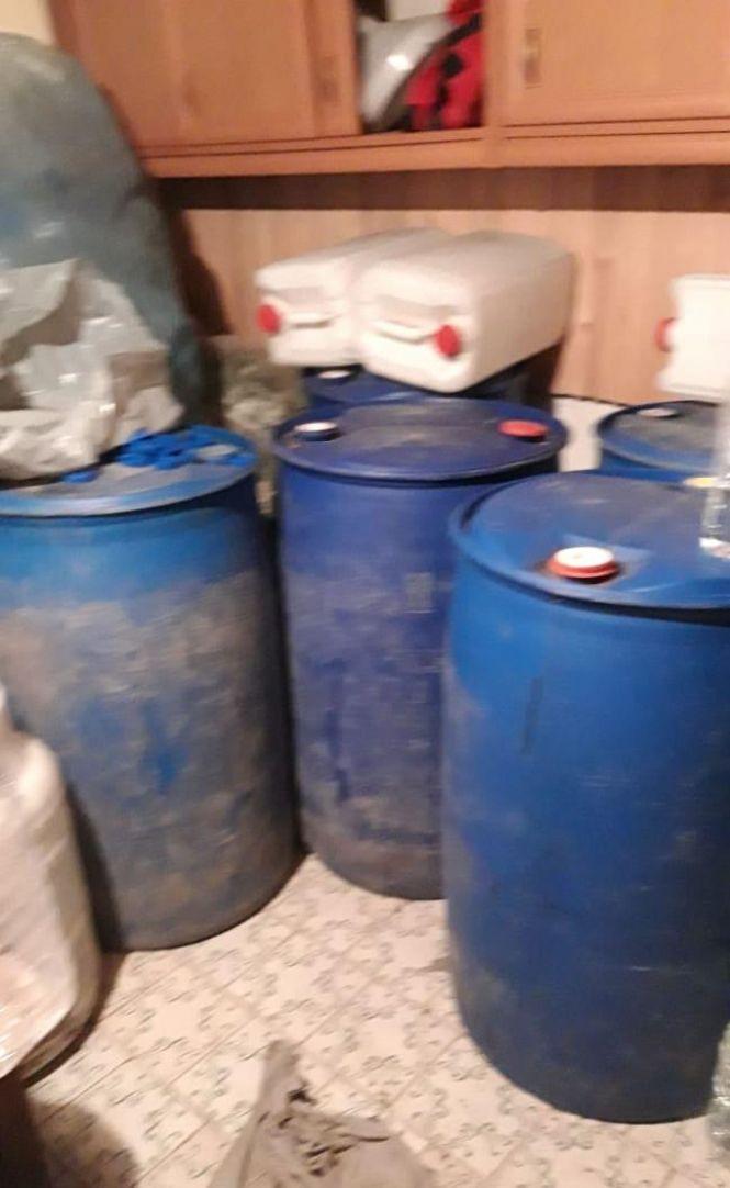 Новини Хмельницького - фото з Четверо хмельничан "бадяжили" горілку і коньяк Четверо хмельничан "бадяжили" горілку і коньяк, фото №1 на сайті vsim.ua