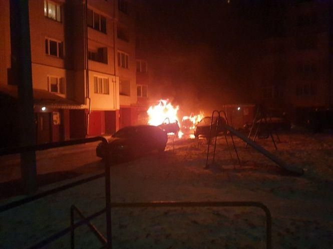 Новини Тернополя - фото з На "Алясці" вночі згоріли два автомобілі Kia На "Алясці" вночі згоріли два автомобілі Kia, фото №2 на сайті 20minut.ua