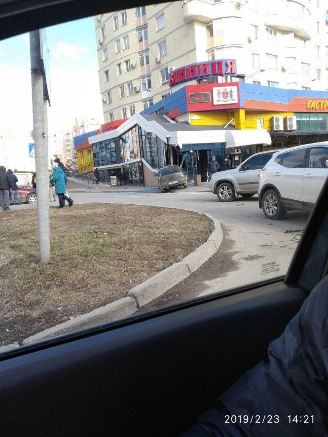 Новини Вінниці - фото з «Летючий голландець» на Поділлі врізався у вітрину супермаркету (ВІДЕО та ФОТО) «Летючий голландець» на Поділлі врізався у вітрину супермаркету (ВІДЕО та ФОТО), фото №6 на сайті 20minut.ua