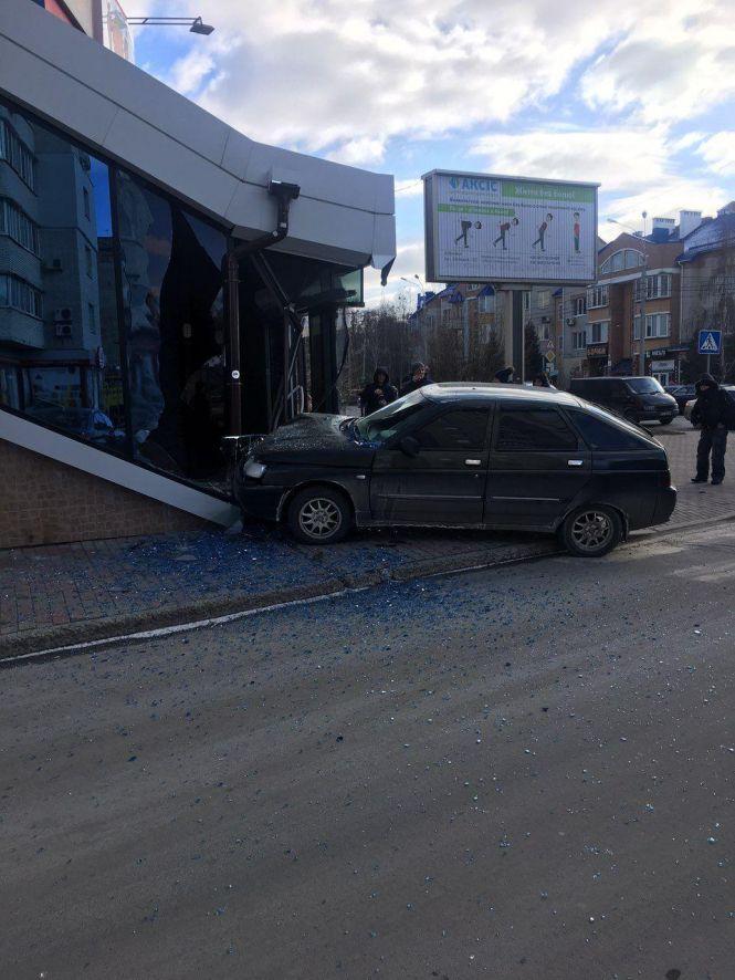 Новини Вінниці - фото з «Летючий голландець» на Поділлі врізався у вітрину супермаркету (ВІДЕО та ФОТО) «Летючий голландець» на Поділлі врізався у вітрину супермаркету (ВІДЕО та ФОТО), фото №1 на сайті 20minut.ua