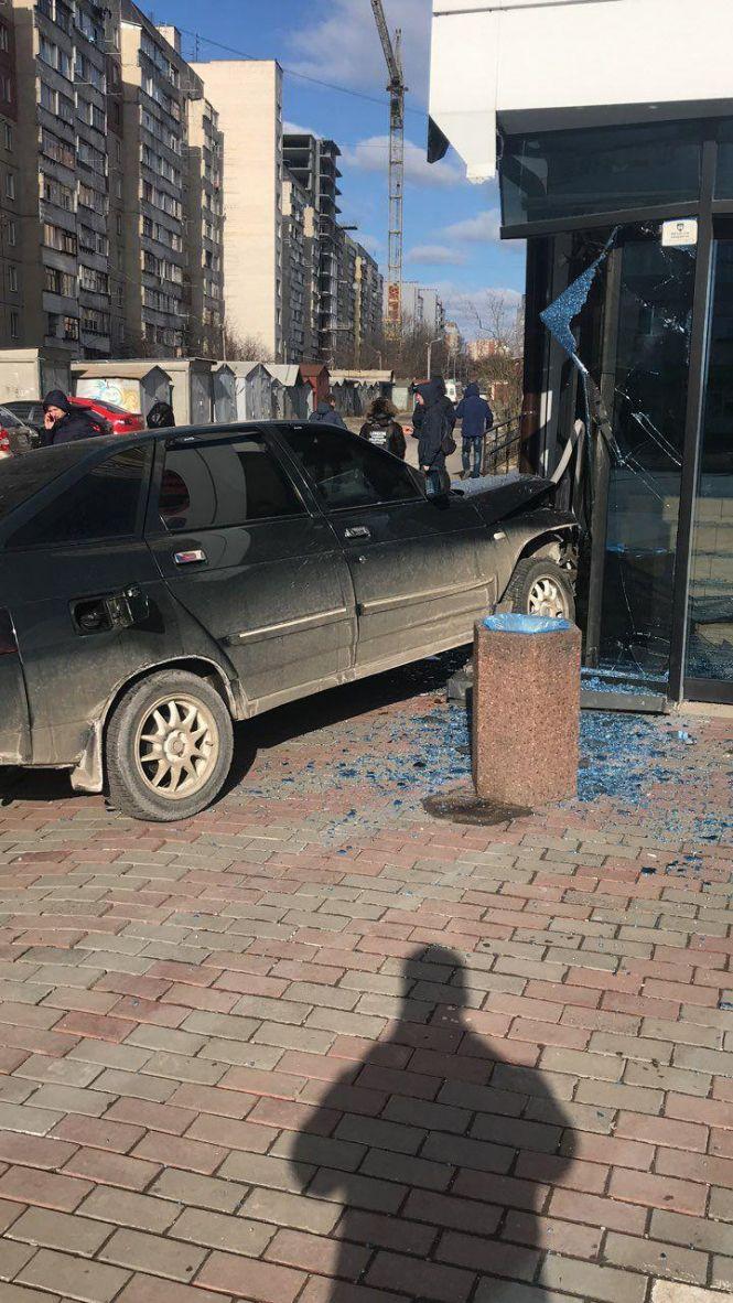 Новини Вінниці - фото з «Летючий голландець» на Поділлі врізався у вітрину супермаркету (ВІДЕО та ФОТО) «Летючий голландець» на Поділлі врізався у вітрину супермаркету (ВІДЕО та ФОТО), фото №3 на сайті 20minut.ua