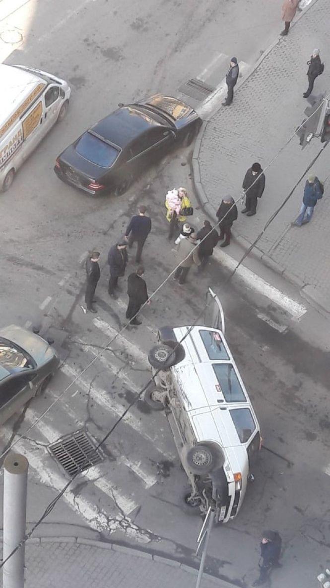 У Хмельницькому перекинулося таксі з дітьми (ОНОВЛЕНО), фото №2 на сайті vsim.ua