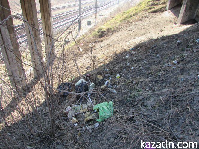 Замість "пролісків" на ПРБ в Козятині повилазили сміття і люки без кришок, фото №8 на сайті 20minut.ua