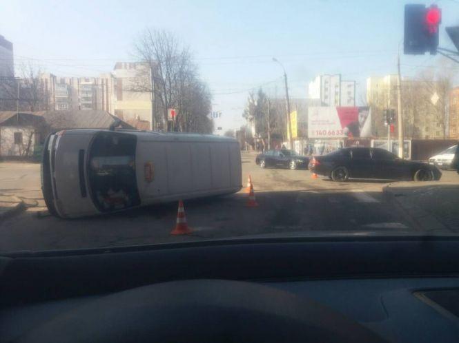 У Хмельницькому перекинулося таксі з дітьми (ОНОВЛЕНО), фото №1 на сайті vsim.ua