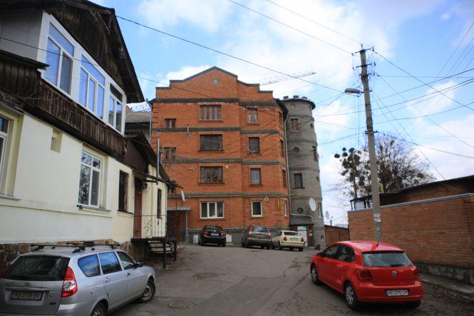 Будинок з вежею був комуналкою, руїною. А тепер став «еліткою», фото №1 на сайті 20minut.ua