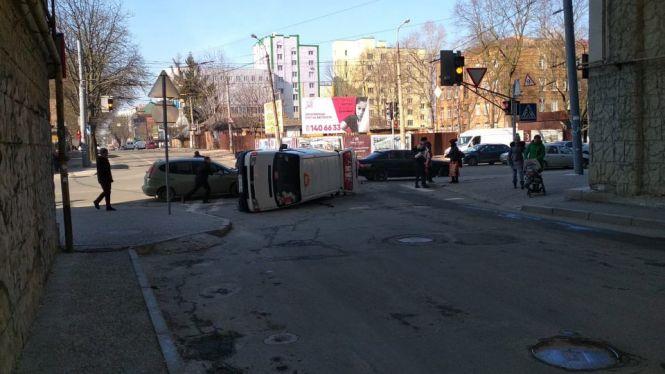 У Хмельницькому перекинулося таксі з дітьми (ОНОВЛЕНО), фото №4 на сайті vsim.ua