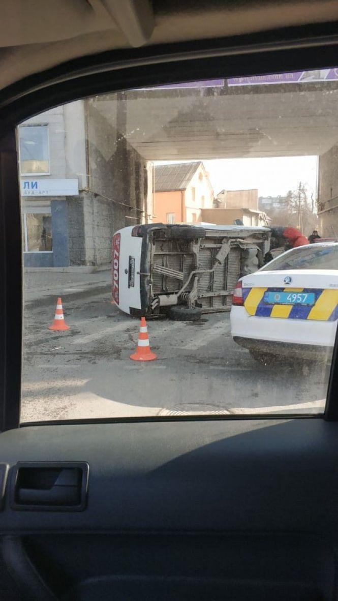 У Хмельницькому перекинулося таксі з дітьми (ОНОВЛЕНО), фото №3 на сайті vsim.ua