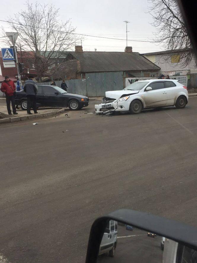 “BMW” та “KIA” не розминулися на Проскурівського підпілля, фото №2 на сайті vsim.ua