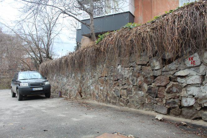 Стіна на Оводова може впасти на дім. Її обіцяли відремонтувати у 2017 році, фото №2 на сайті 20minut.ua