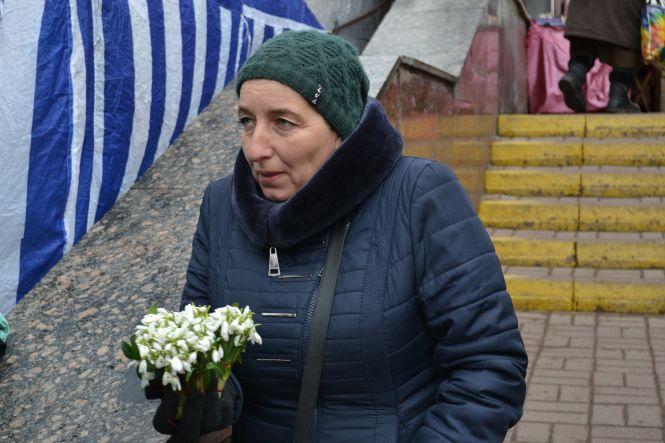 Новини Хмельницького - фото з Операція “Первоцвіт”. Як у Хмельницькому штрафували перших продавців підсніжників Операція “Первоцвіт”. Як у Хмельницькому штрафували перших продавців підсніжників, фото №3 на сайті vsim.ua