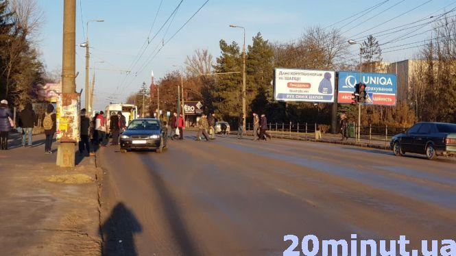 Новини Тернополя - фото з Проїхав на «червоне», бо засліпило сонце. Opel збив двох людей на пішохідному переході Проїхав на «червоне», бо засліпило сонце. Opel збив двох людей на пішохідному переході, фото №1 на сайті 20minut.ua