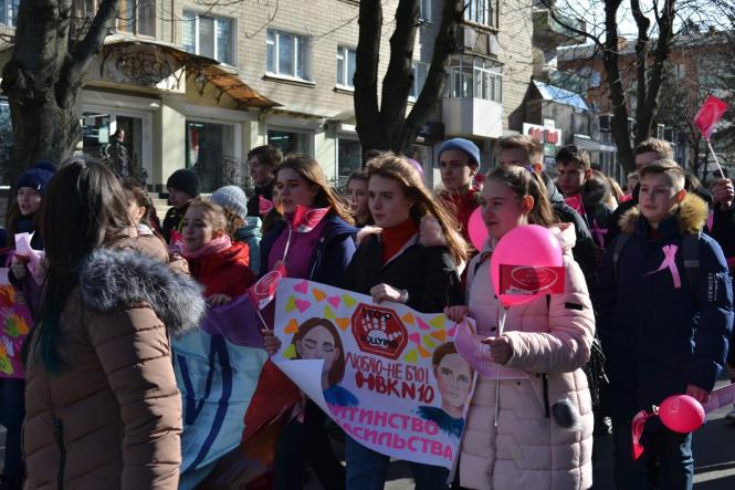 Новини Хмельницького - фото з Хмельницькі школярі підтримали жертв булінгу «рожевим» маршем (ФОТО, ВІДЕО) Хмельницькі школярі підтримали жертв булінгу «рожевим» маршем (ФОТО, ВІДЕО), фото №11 на сайті vsim.ua