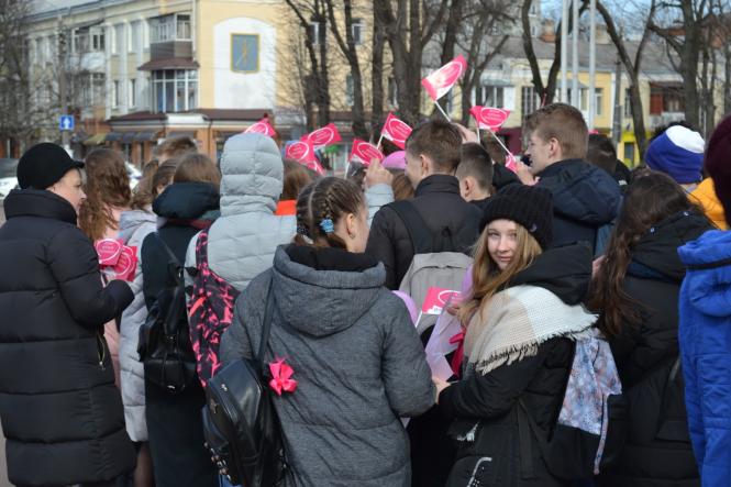 Новини Хмельницького - фото з Хмельницькі школярі підтримали жертв булінгу «рожевим» маршем (ФОТО, ВІДЕО) Хмельницькі школярі підтримали жертв булінгу «рожевим» маршем (ФОТО, ВІДЕО), фото №2 на сайті vsim.ua