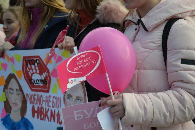 Новини Хмельницького - фото з Хмельницькі школярі підтримали жертв булінгу «рожевим» маршем (ФОТО, ВІДЕО) Хмельницькі школярі підтримали жертв булінгу «рожевим» маршем (ФОТО, ВІДЕО), фото №10 на сайті vsim.ua