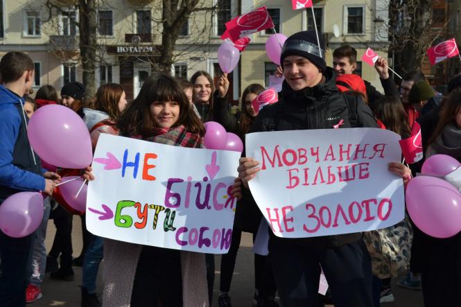 Новини Хмельницького - фото з Хмельницькі школярі підтримали жертв булінгу «рожевим» маршем (ФОТО, ВІДЕО) Хмельницькі школярі підтримали жертв булінгу «рожевим» маршем (ФОТО, ВІДЕО), фото №8 на сайті vsim.ua