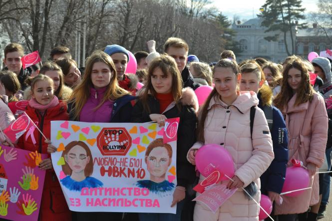 Новини Хмельницького - фото з Хмельницькі школярі підтримали жертв булінгу «рожевим» маршем (ФОТО, ВІДЕО) Хмельницькі школярі підтримали жертв булінгу «рожевим» маршем (ФОТО, ВІДЕО), фото №6 на сайті vsim.ua