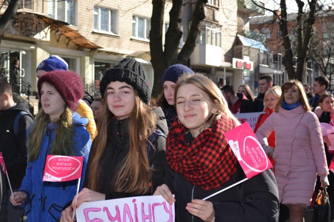 Новини Хмельницького - фото з Хмельницькі школярі підтримали жертв булінгу «рожевим» маршем (ФОТО, ВІДЕО) Хмельницькі школярі підтримали жертв булінгу «рожевим» маршем (ФОТО, ВІДЕО), фото №12 на сайті vsim.ua