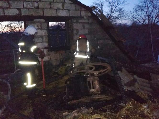 Новини Кам'янця-Подільського - фото з Рятувальники гасили житловий будинок на Кам’янеччині Рятувальники гасили житловий будинок на Кам’янеччині, фото №1 на сайті 20minut.ua