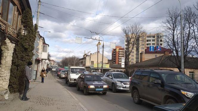 На Збаразькій затори: надто висока вантажівка в'їхала в тролейбусні лінії, фото №1 на сайті 20minut.ua