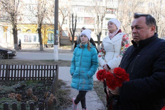 Новини Кам'янця-Подільського - фото з Кам’янчани вшанували пам’ять загиблого героя (ФОТО) Кам’янчани вшанували пам’ять загиблого героя (ФОТО), фото №5 на сайті 20minut.ua