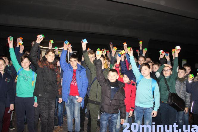 Новини Тернополя - фото з Тернопіль має черговий рекорд: понад 80 спортсменів одночасно склали кубик Рубіка Тернопіль має черговий рекорд: понад 80 спортсменів одночасно склали кубик Рубіка, фото №3 на сайті 20minut.ua