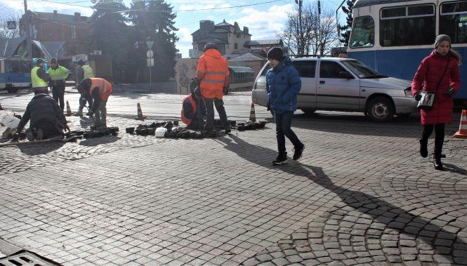Фото дня. На Соборній почали вирівнювати бруківку, фото №2 на сайті 20minut.ua