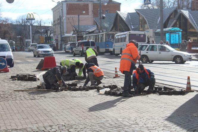 Фото дня. На Соборній почали вирівнювати бруківку, фото №3 на сайті 20minut.ua