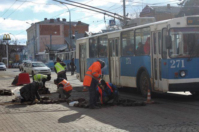Фото дня. На Соборній почали вирівнювати бруківку, фото №1 на сайті 20minut.ua