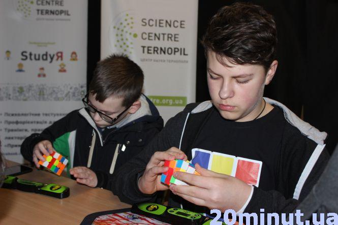 Новини Тернополя - фото з Тернопіль має черговий рекорд: понад 80 спортсменів одночасно склали кубик Рубіка Тернопіль має черговий рекорд: понад 80 спортсменів одночасно склали кубик Рубіка, фото №1 на сайті 20minut.ua