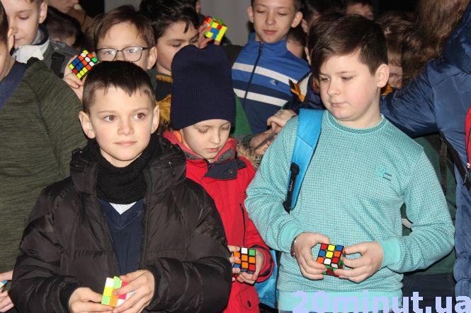 Новини Тернополя - фото з Тернопіль має черговий рекорд: понад 80 спортсменів одночасно склали кубик Рубіка Тернопіль має черговий рекорд: понад 80 спортсменів одночасно склали кубик Рубіка, фото №2 на сайті 20minut.ua