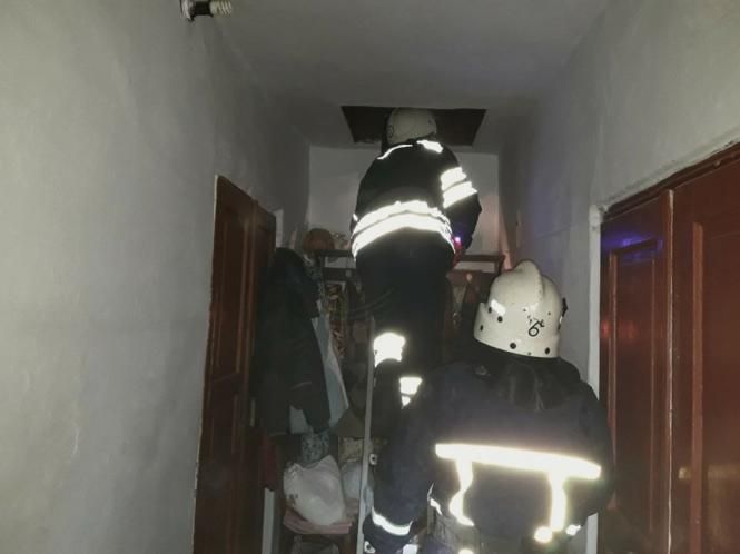 Новини Кам'янця-Подільського - фото з Надзвичайники гасили житловий будинок у Кам’янці Надзвичайники гасили житловий будинок у Кам’янці, фото №2 на сайті 20minut.ua