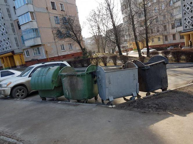 Новини Тернополя - фото з "Безпритульні" контейнери: тернополяни скаржаться, що смітники поставили на тротуарах та парковках "Безпритульні" контейнери: тернополяни скаржаться, що смітники поставили на тротуарах та парковках, фото №2 на сайті 20minut.ua
