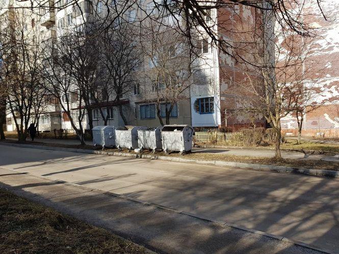 Новини Тернополя - фото з "Безпритульні" контейнери: тернополяни скаржаться, що смітники поставили на тротуарах та парковках "Безпритульні" контейнери: тернополяни скаржаться, що смітники поставили на тротуарах та парковках, фото №1 на сайті 20minut.ua
