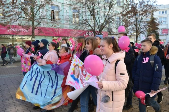 Від перевернутого таксі то рожевого маршу: ТОП-5 новин тижня у Хмельницькому, фото №5 на сайті vsim.ua