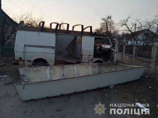 У Баранівці бус протаранив кам’яний паркан домоволодіння, водій втік, фото №1 на сайті 20minut.ua