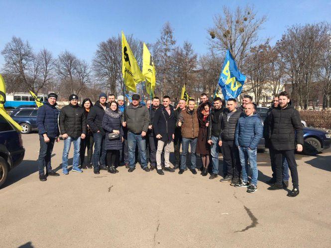 Новини Вінниці - фото з Дерев'янко у Вінниці підтримав автопробіг за доступні авто (Прес-служба Юрія Дерев’янка) Дерев'янко у Вінниці підтримав автопробіг за доступні авто (Прес-служба Юрія Дерев’янка), фото №1 на сайті 20minut.ua