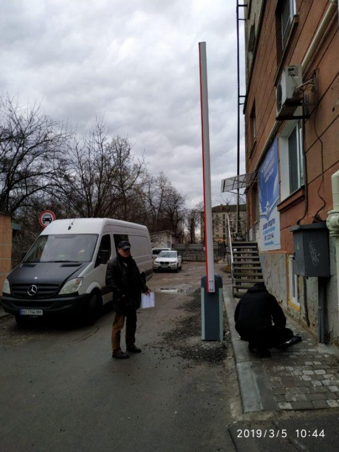 У Тернополі демонтували незаконний шлагбаум, фото №1 на сайті 20minut.ua