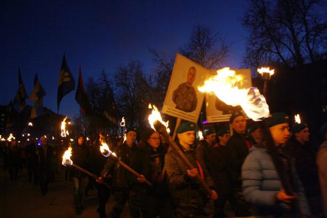 Новини Кам'янця-Подільського - фото з Кам’янчани вшанували пам’ять Романа Шухевича (ФОТО+ВІДЕО) Кам’янчани вшанували пам’ять Романа Шухевича (ФОТО+ВІДЕО), фото №4 на сайті 20minut.ua