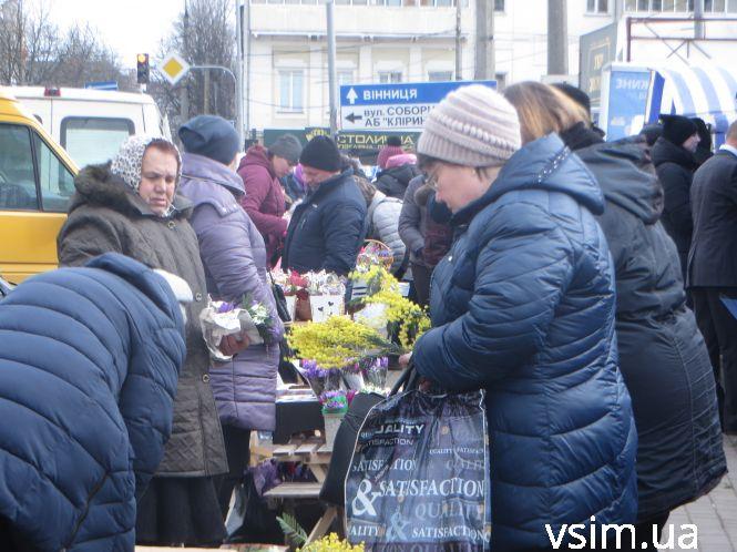 Новини Хмельницького - фото з Біля “Либідь Плази” запрацював квітковий ярмарок: що і за скільки продають Біля “Либідь Плази” запрацював квітковий ярмарок: що і за скільки продають, фото №16 на сайті vsim.ua