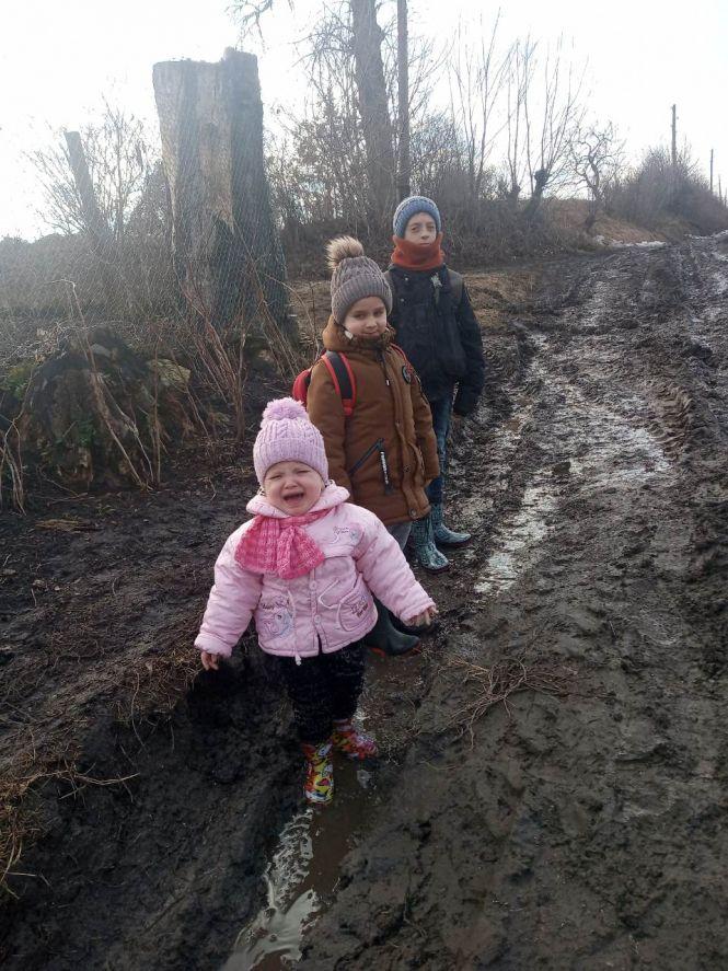 Діти ходять в школу по багнюці!, фото №1 на сайті 20minut.ua