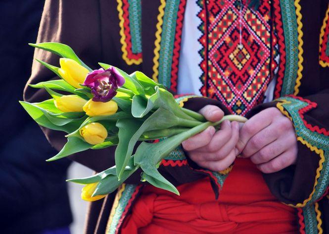У центрі Житомира жінок вітали з 8 Березня артисти "Льонка", фото №1 на сайті 20minut.ua