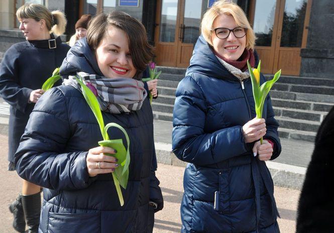 У центрі Житомира жінок вітали з 8 Березня артисти "Льонка", фото №3 на сайті 20minut.ua