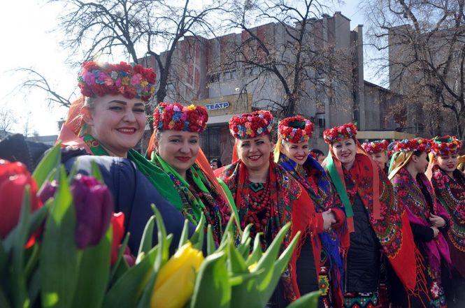 У центрі Житомира жінок вітали з 8 Березня артисти "Льонка", фото №2 на сайті 20minut.ua