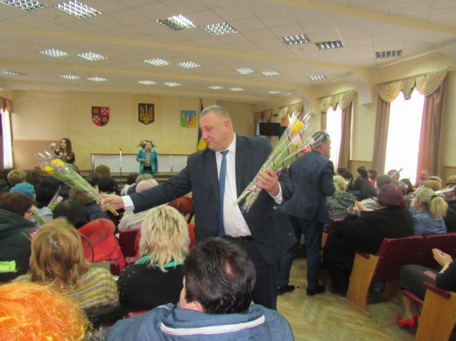 Новини Козятина - фото з Козятинчанці до Дня 8 березня вручили нагрудний знак "Мати героїня" Козятинчанці до Дня 8 березня вручили нагрудний знак "Мати героїня", фото №3 на сайті 20minut.ua