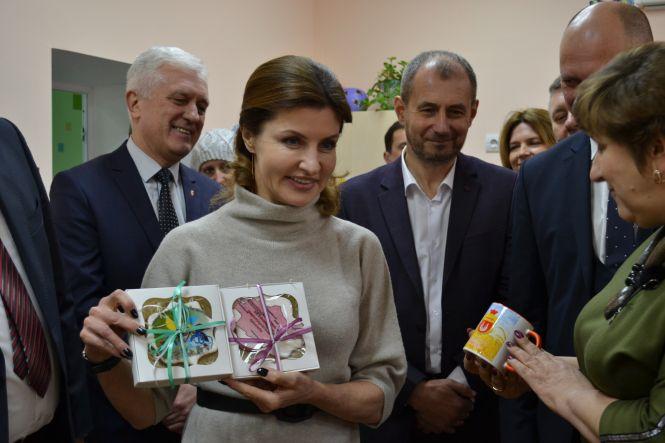 Новини Хмельницького - фото з На Хмельниччині побувала перша леді Марина Порошенко. Де була і що говорила (ФОТО, ВІДЕО) На Хмельниччині побувала перша леді Марина Порошенко. Де була і що говорила (ФОТО, ВІДЕО), фото №12 на сайті vsim.ua