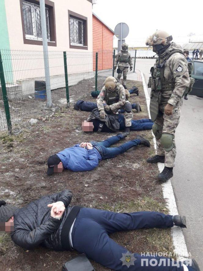 Новини Житомира - фото з Поліція затримала у двох райцентрах Житомирщини банду вимагачів, які тероризували приватних підприємців Поліція затримала у двох райцентрах Житомирщини банду вимагачів, які тероризували приватних підприємців, фото №1 на сайті 20minut.ua