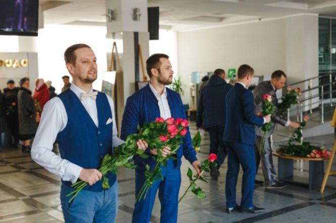 Прийшли по справах – отримали троянди: як вітали вінничанок з 8 березня, фото №3 на сайті 20minut.ua