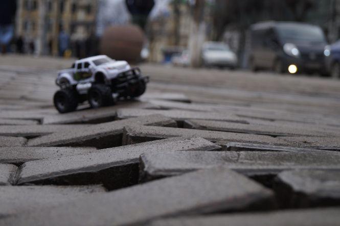 В якому стані тротуарна плитка у центрі Вінниці? Машинка для привернення уваги, фото №6 на сайті 20minut.ua