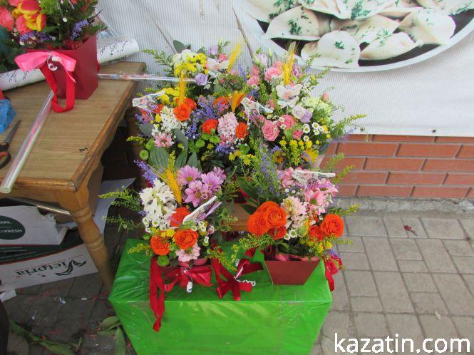 Сьогодні все для жінок — козятинчани запасалися квітами та подарунками, фото №5 на сайті 20minut.ua