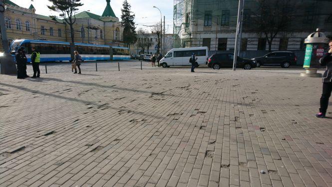 В якому стані тротуарна плитка у центрі Вінниці? Машинка для привернення уваги, фото №5 на сайті 20minut.ua
